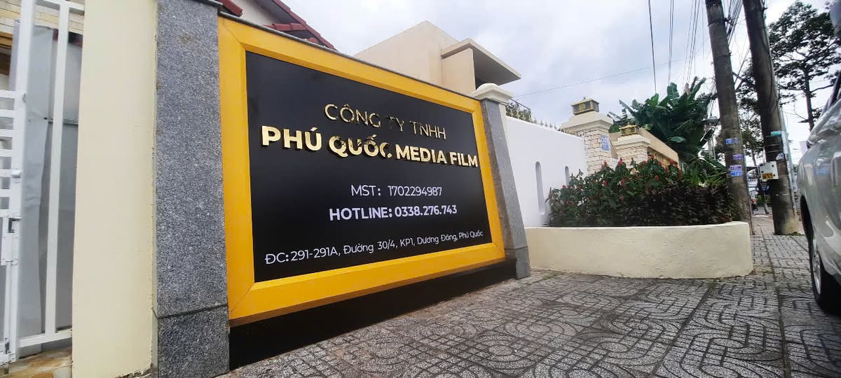 Nghe đồn bảng hiệu này sang đến mức khách phải đeo kính râm để nhìn